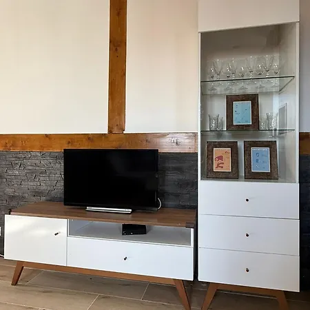 Lec Apartment *